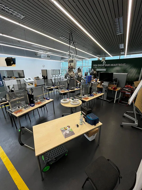 Für eine praktische Ausbildung vorbereiteter Schulungsraum mit Übungsständen