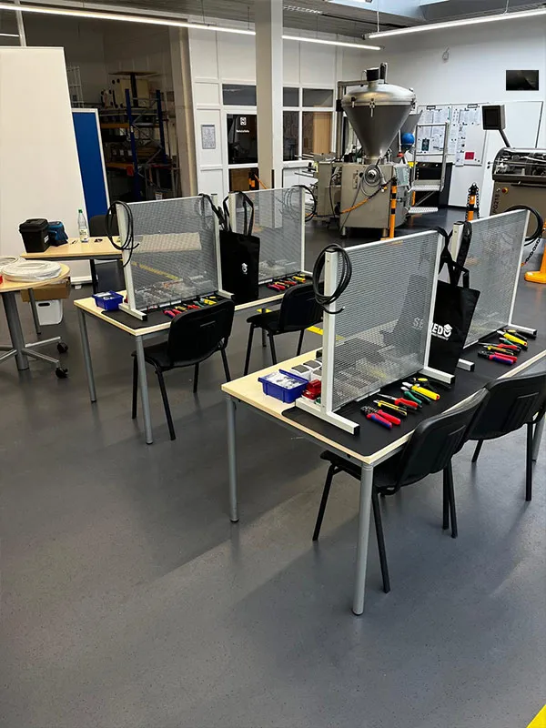 Vorbereitete Übungsplätze mit Werkzeug für die praktische Elektro-Ausbildung