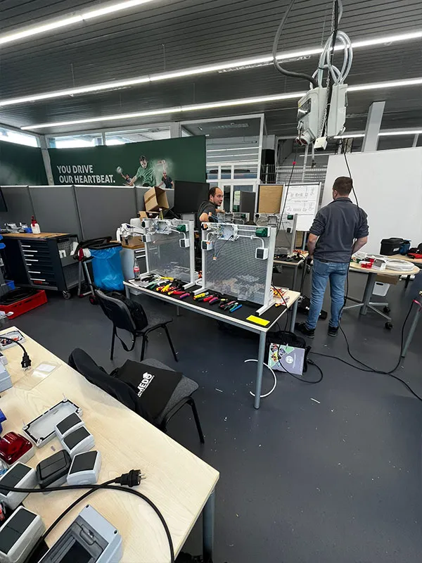 Teilnehmer arbeiten bei einer Inhouse-Schulung an Übungsständen