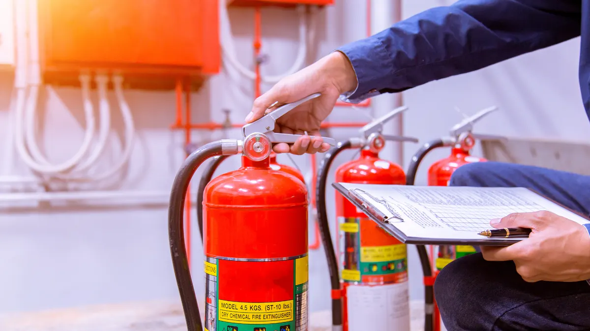 Feuerlöscher werden geprüft und auf einer Liste dokumentiert