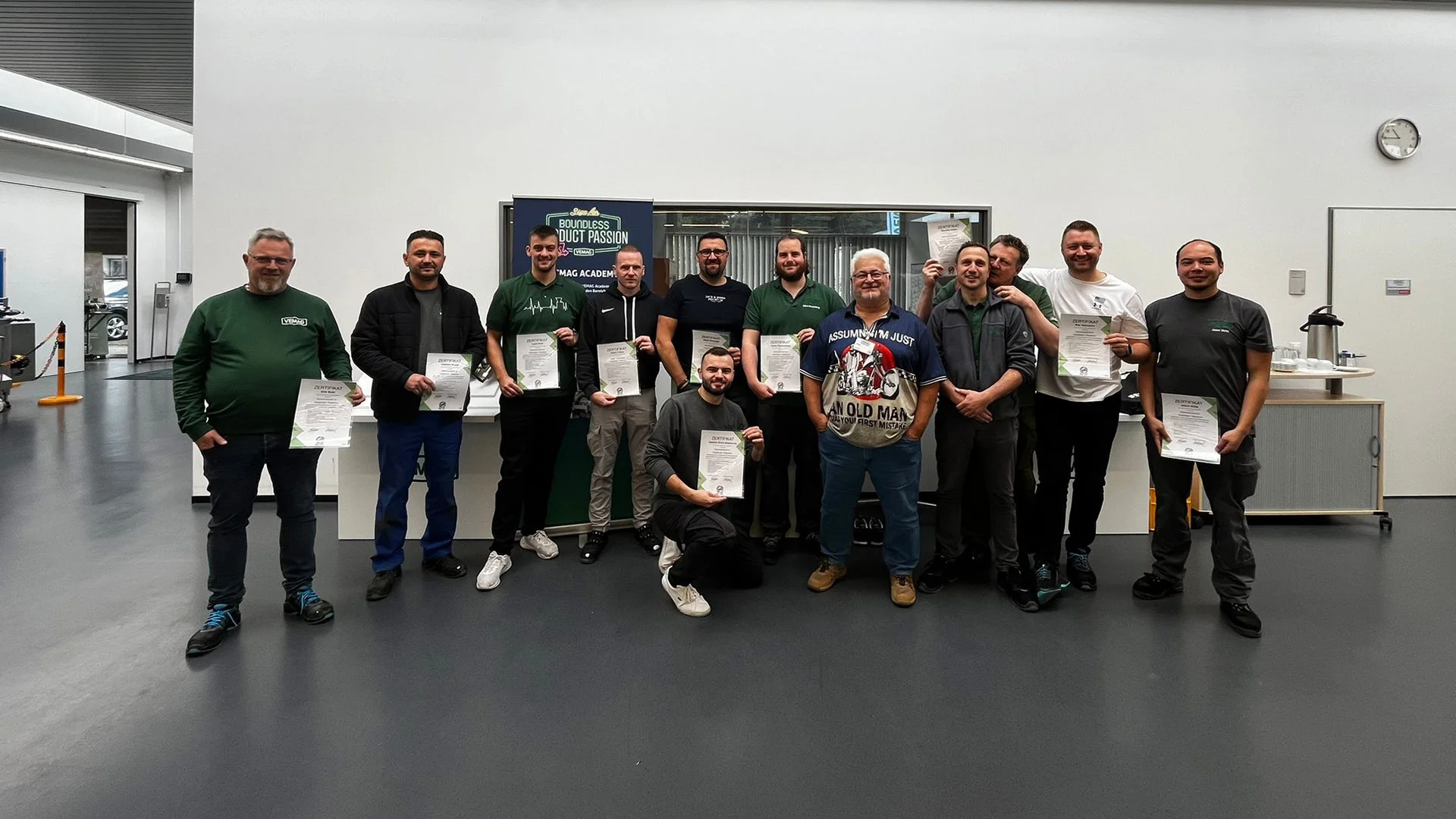 Teilnehmergruppe mit den Zertifikaten der praktischen Ausbildung