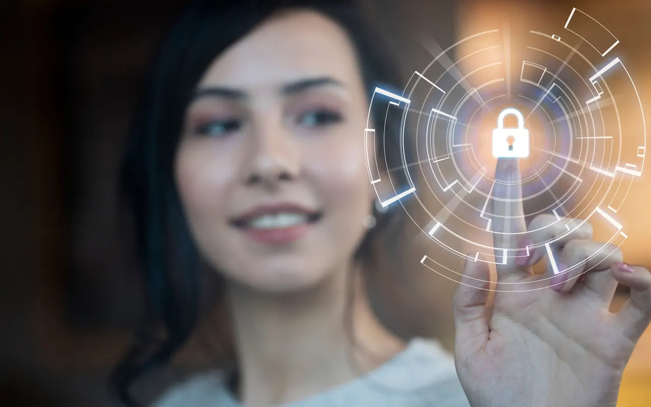 Symbolbild digitale Sicherheit: Hand aktiviert ein Schloss-Symbol