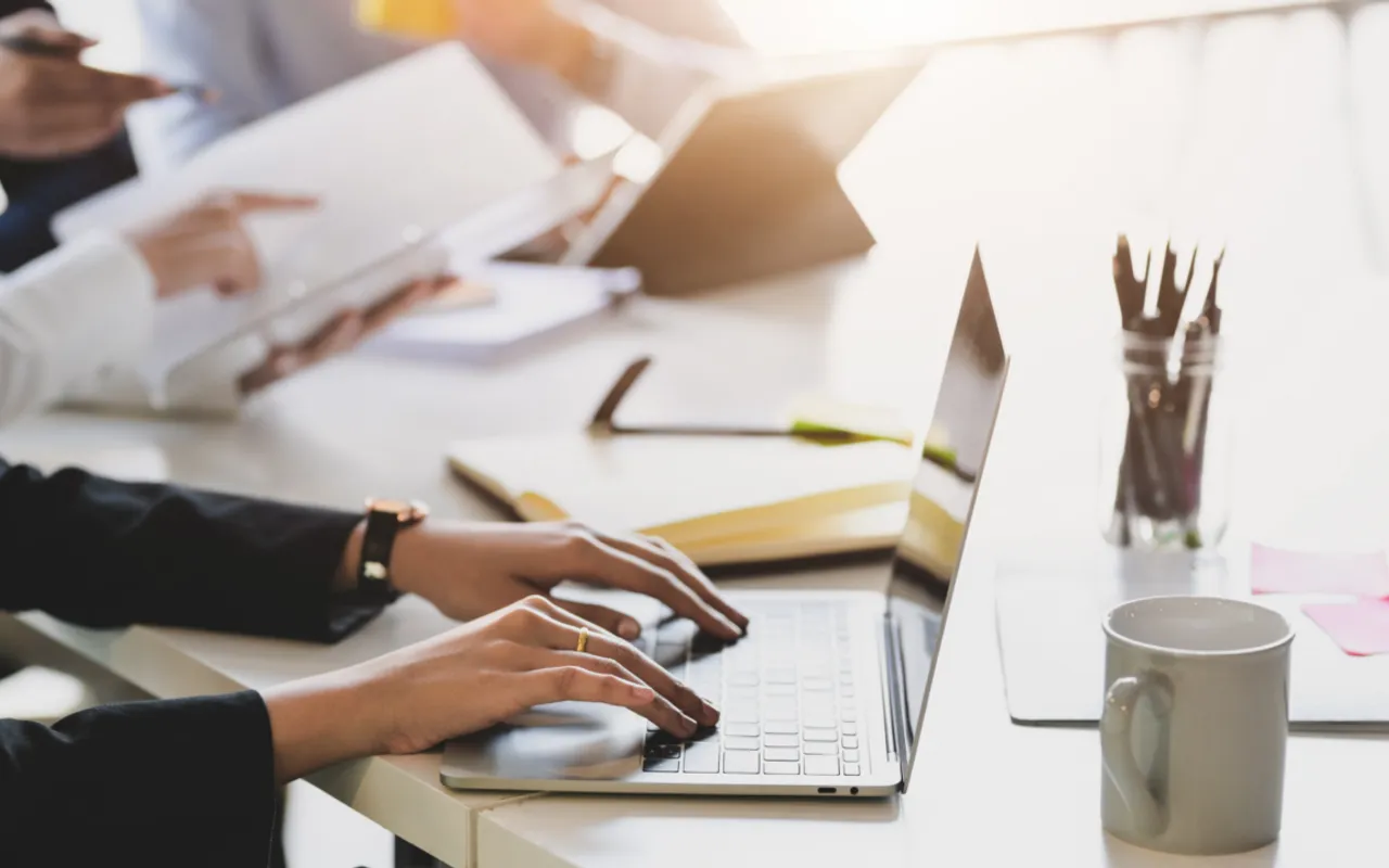Arbeitsplätze mit Laptops während einer Besprechung