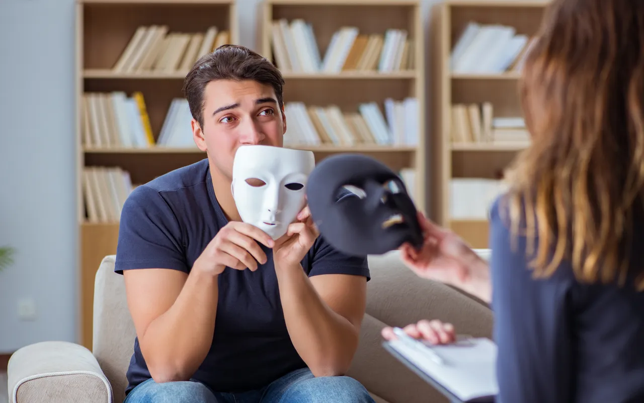 Beratungsgespräch, eine Person hält zwei Masken in den Händen